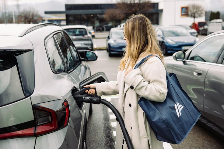 Kupci bodo lahko med nakupovanjem polnili svoje avtomobile. | Foto: HOFER