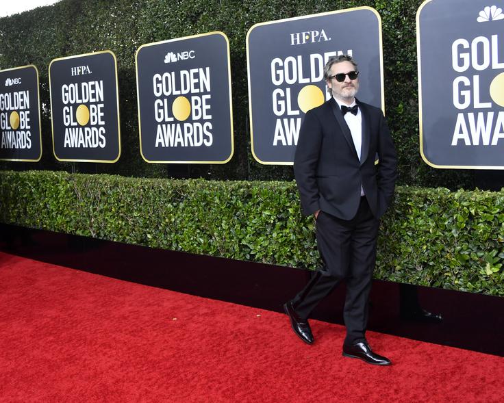 Joaquin je smoking Stelle McCartney prvič oblekel na podelitev zlatih globusov 6. januarja in ga je do zdaj nosil na vsaki prireditvi v tej sezoni. | Foto: Getty Images