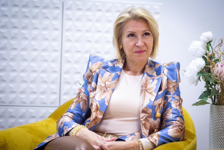 "Ko pride k meni ženska in reče, da želi biti uspešna, ji bom pri tem pomagala. Seveda lahko človek ostane v povprečju in je povsem srečen in zadovoljen, a ne uresniči svojih potencialov in ne odkrije, s kakšnim poslanstvom je prišel na ta svet. Treba je iti čez mejo, meja pa pomeni trpljenje, ker samo skozi trpljenje prideš do največje sreče. Potem jo namreč znaš meriti." | Foto: Gaja Hanuna