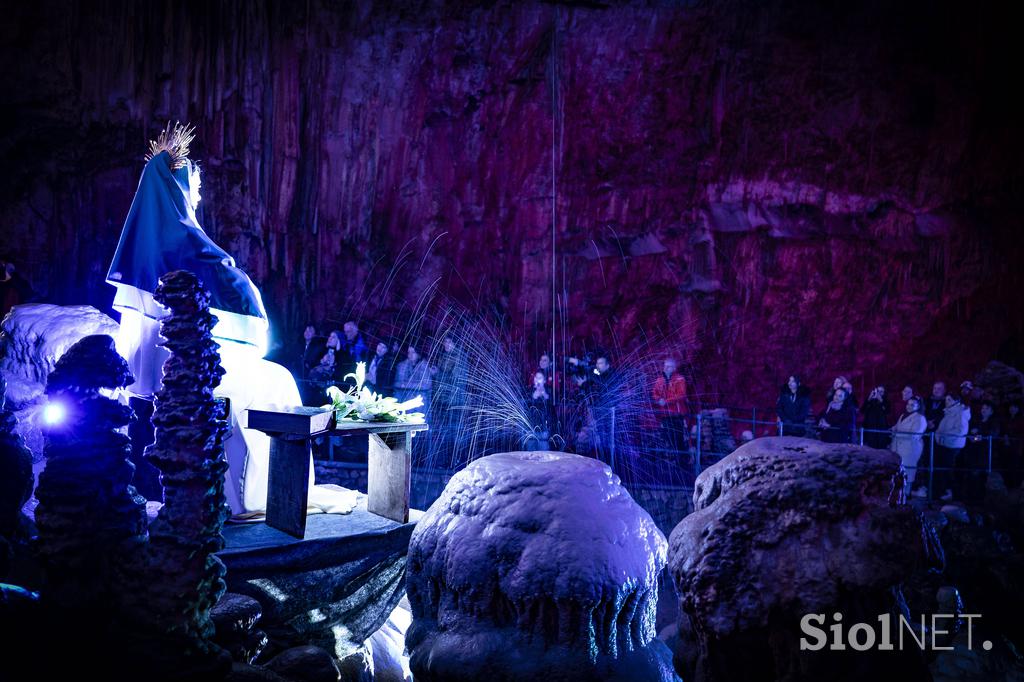 Žive jaslice v Postojnski jami