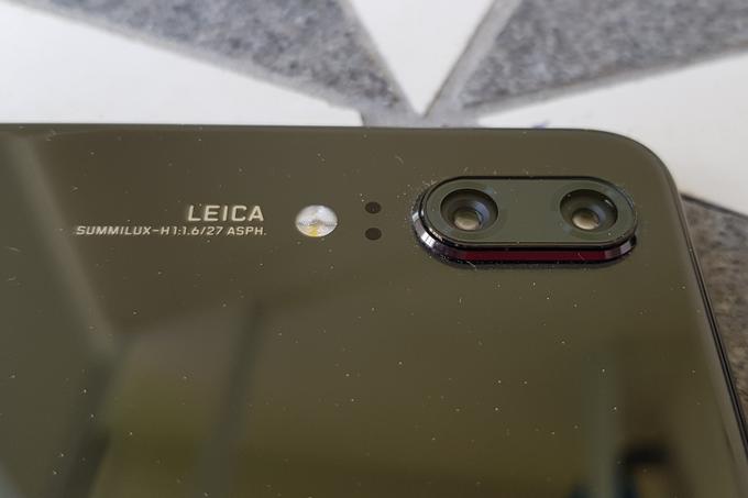 Huawei P20 ima dvojno kamero Leica. Eden od senzorjev ima 12 milijonov svetlobnih pik, drugi, črno-beli, katerega glavno poslanstvo je povečevanje slike in ustvarjanje učinka zameglitve, pa 20. Široki zaslonki obeh kamer skrbita za to, da imata senzorja vedno na voljo precej svetlobe. Več ko je te, boljše so lahko fotografije. | Foto: Matic Tomšič