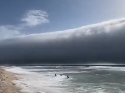 Osupljiv posnetek: nebo se je stemnilo, kopalci so prestrašeno strmeli v ocean #video