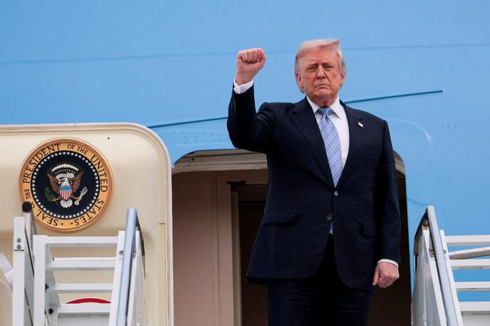 Donald Trump | Trump je novinarjem na krovu predsedniškega letala povedal, da bo v bližnji prihodnosti sprejel odločitev glede prodaje orožja Tajvanu. | Foto Reuters