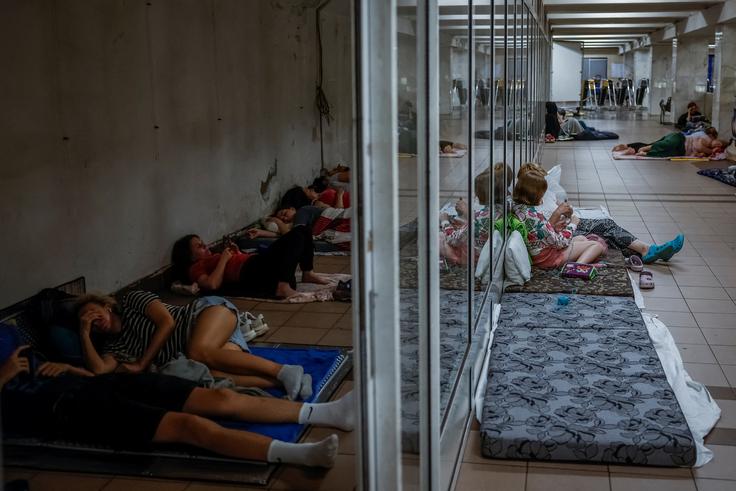 Ljudje so noč preživeli v zakloniščih.  | Foto: Reuters