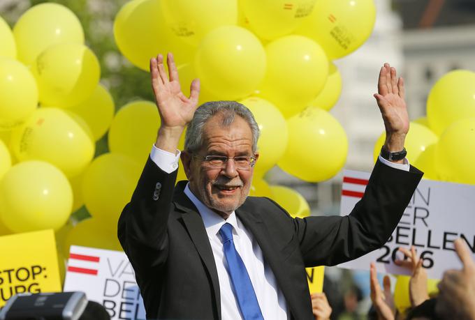 72-letni predsedniški kandidat Alexander Van der Bellen je ob oddaji glasu dejal, da je "previdno optimističen" glede svojih možnosti za zmago. Priznal je, da je glasoval zase.  | Foto: Reuters