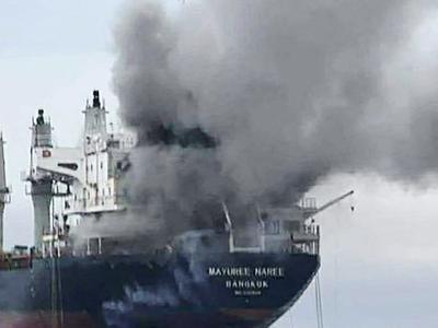 V Hormuški ožini neznan izstrelek zadel naftni tanker #vŽivo