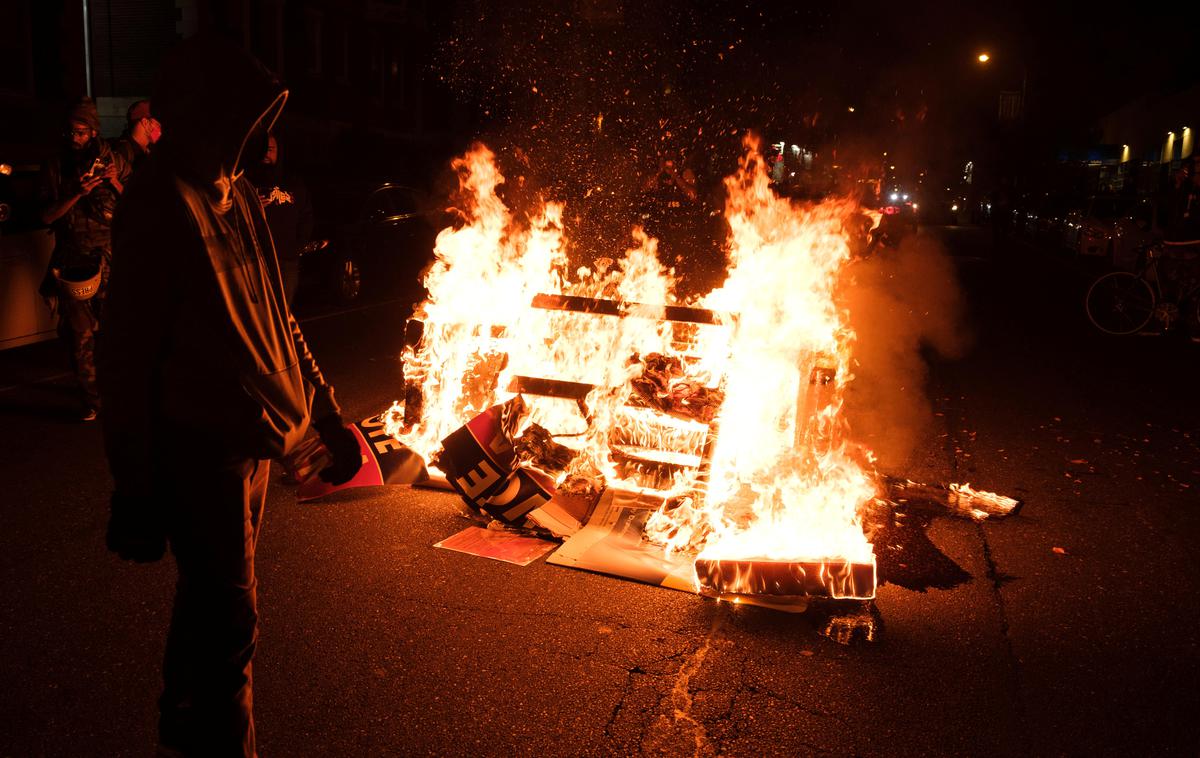 Protesti v Filadelfiji | V Filadelfiji so zaradi nasilnih protestov po smrti temnopoltega moškega med poskusom aretacije uvedli policijsko uro. | Foto Reuters