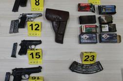 Starejši moški doma hranil več kosov orožja #foto