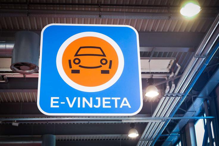Predlog je, da bi bile cene vinjet, ki bi veljale v nočnem času, nižje, Vlada trenutno čaka na odobritev Bruslja, kamor je poslala predlog ukrepa. | Foto: Matic Prevc/STA