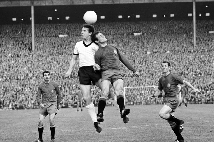 Josep Maria Fuste (levo) | Fotografija s svetovnega prvenstva 1966 v Angliji. Na spopadu Nemčije in Španije v Birminghamu sta v skoku za žogo legendarni Franz Beckenbauer in Jesus Glaria, Josep Maria Fuste pa je na sliki levo. | Foto Guliverimage