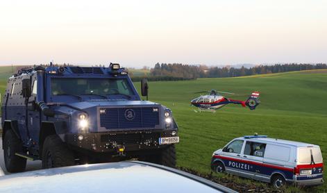 Iščejo ga močno oboroženi policisti, pod zaščito 50 ljudi #video