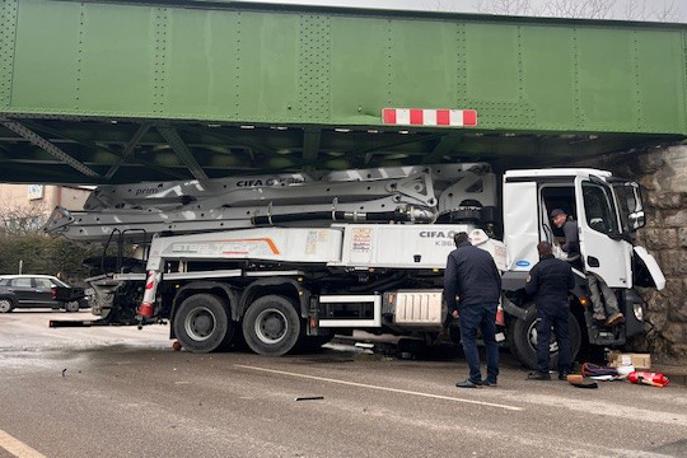 Solkan | Škoda po četrtkovi nesreči je ocenjena na približno 300 tisoč evrov. | Foto STA