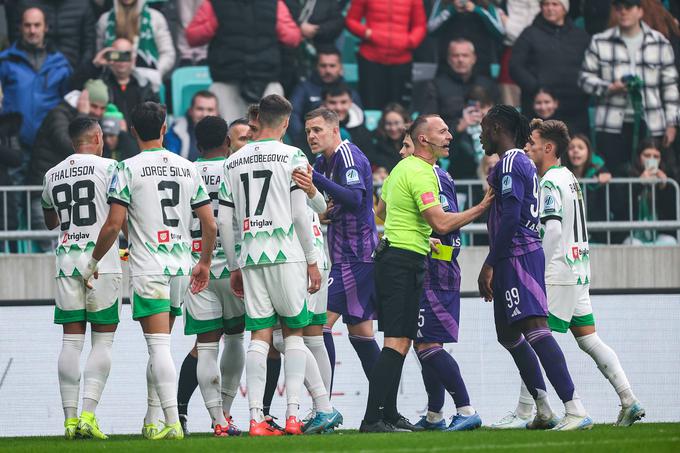 Srečanje je minilo v borbenem ozračju, polnem prekrškov in kartonov, tako da je imel glavni sodnik Mihael Antić veliko dela. | Foto: Aleš Fevžer