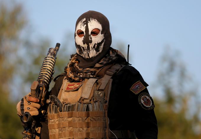 Irak je prav tako zelo nemirna država. Na fotografiji je pripadnik iraških specialnih sil, ki se bojujejo s pripadniki Islamske države. Ti so zasedli velik del Iraka. | Foto: Reuters