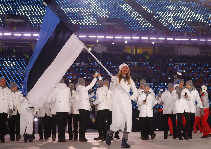 Saskia Alusalu z estonsko zastavo v roki na čelu svoje reprezentance ob mimohodu. | Foto: Reuters