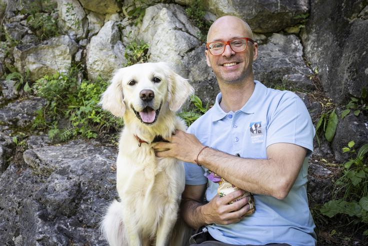 Janez Toni, načelnik Komisije za alpinizem Planinske zveze Slovenije (PZS), alpinistični inštruktor, gorski reševalec Društva GRS Ljubljana. Ni malo ljudi, ki hribe obiskujejo s štirinožnim prijateljem, tako kot Janez Toni s svojo Rumi. Priporočljivo pa je, da je pes socializiran, vajen drugih ljudi in psov, in da vemo, kako bi lahko pes odreagiral, če sreča druge živali v naravi. | Foto: Bojan Puhek