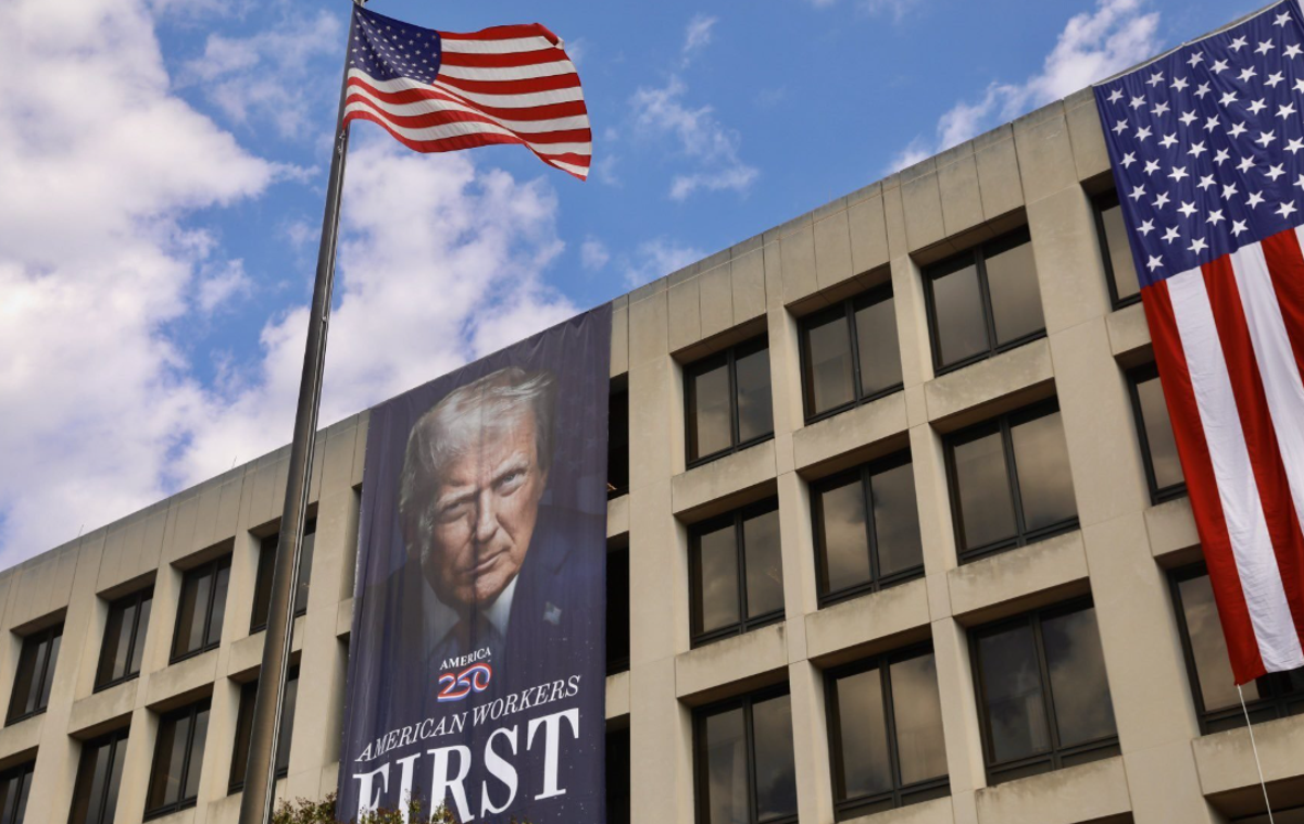 Donald Trump | Kritike je dodatno zaskrbelo dejstvo, da se je Trump sam že večkrat poigraval z idejo o diktaturi. Pred svojim drugim mandatom je dejal, da bo že prvi dan na položaju diktator, ta teden pa je namignil, da bi mnogim Američanom morda bil všeč diktator. | Foto Posnetek zaslona/X