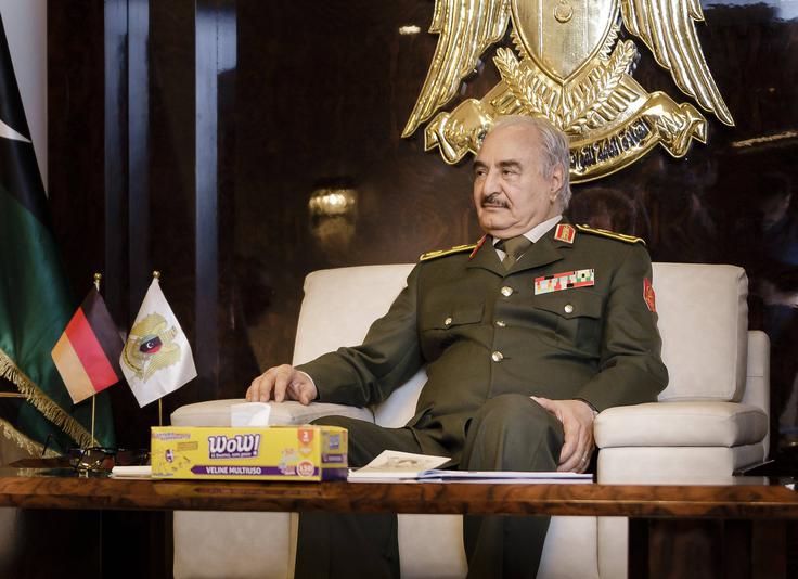 Na vzhodu Libije, od koder migranti odhajajo proti evropskim obalam, vlada general Halifa Haftar, ki se je pred desetletji šolal v Sovjetski zvezi. | Foto: Guliverimage