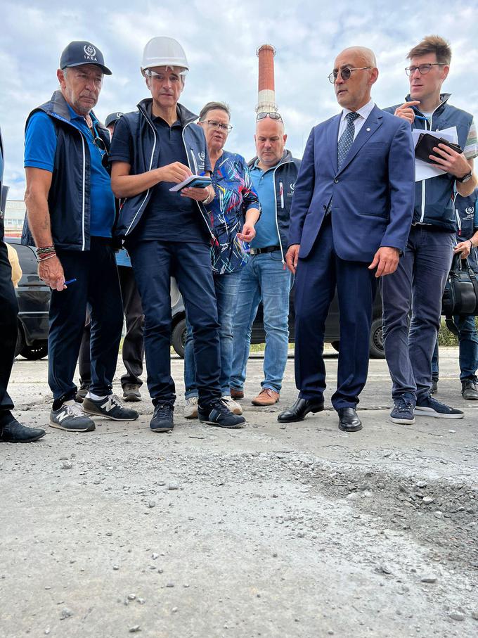 Renato Karčaa z inšpektorji Mednarodne agencije za jedrsko energijo (IAEA), Zaporožje | Foto: Reuters