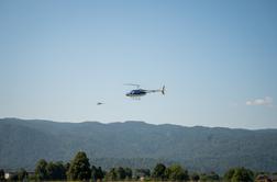 Vozilo, v katerem je bilo pet deklet, trčilo v drevo, posredoval helikopter