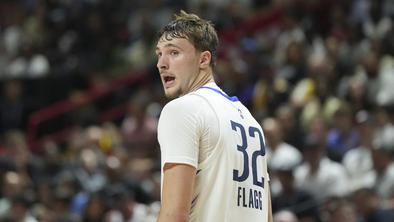 Cooper Flagg debitiral proti Lakersom, a ni navdušil #video