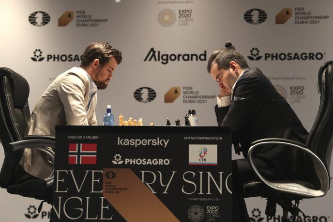 šah Carlsen | Norvežan Magnus Carlsen in Rus Jan Nepomnjaščij sta v sedmi partiji boja za svetovnega prvaka v Dubaju znova remizirala.  | Foto Guliver Image