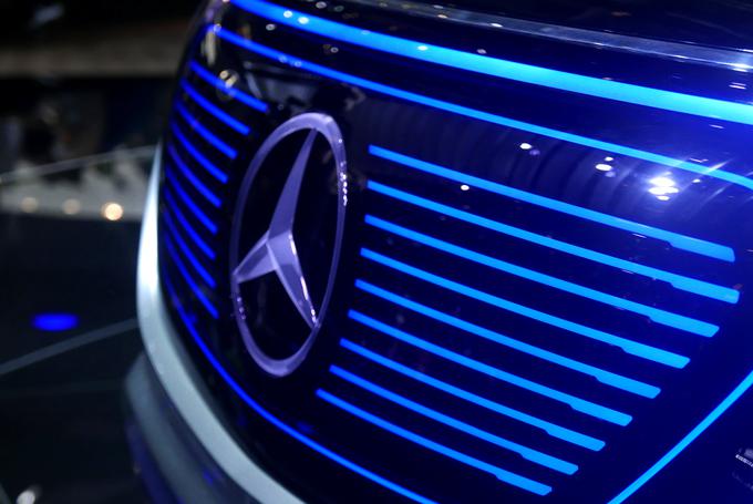Digitalna postaja tudi znamenita Mercedes-Benzova zvezda. Znak prelomnih trenutkov v avtomobilski industriji? | Foto: Gregor Pavšič
