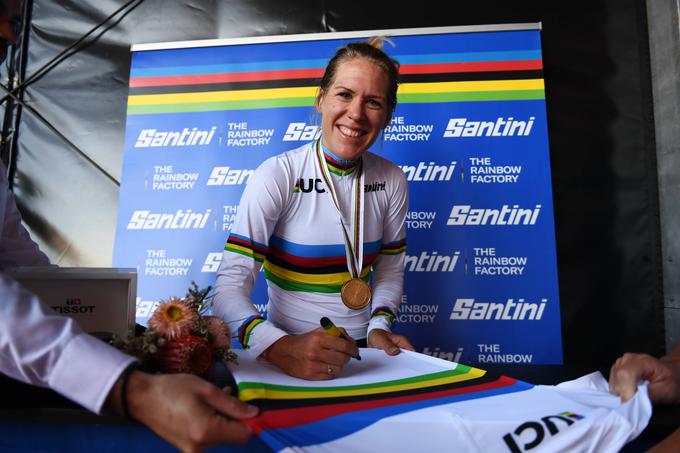 Nasmejana van Dijkova se podpisuje na mavrično majico svetovne prvakinje. | Foto: Guliverimage/Vladimir Fedorenko