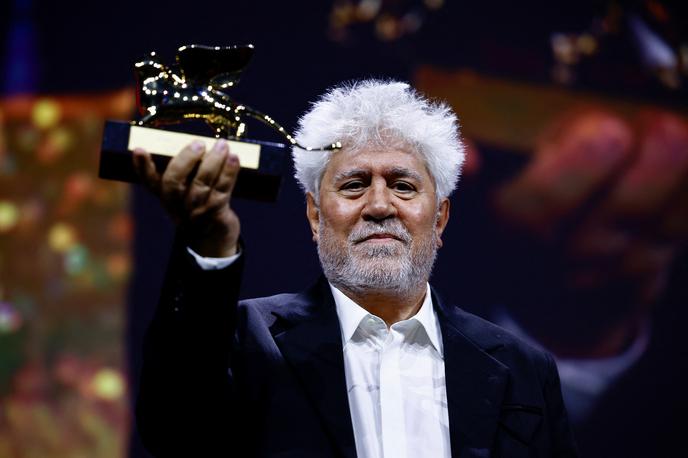 Pedro Almodovar, zlati lev | V zmagovalnem filmu z naslovom The Room Next Door režiserja Pedra Almodovarja sta zaigrali Tilda Swinton in Julianne Moore. | Foto Reuters