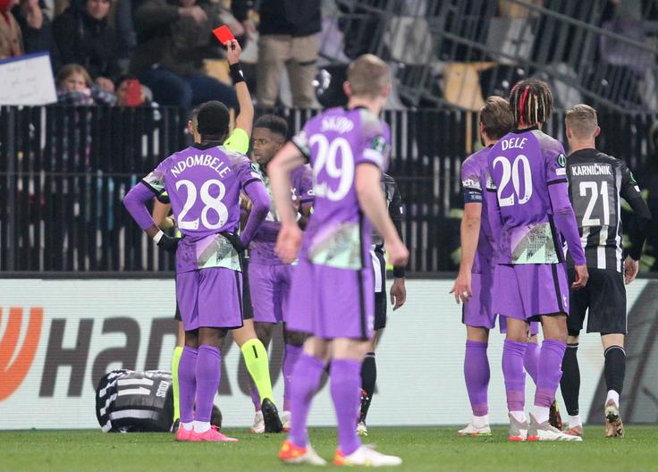 Ryan Sessegnon je moral z igrišča že v 32. minuti. | Foto: Reuters