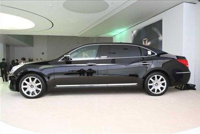 Hyundai equus sedan