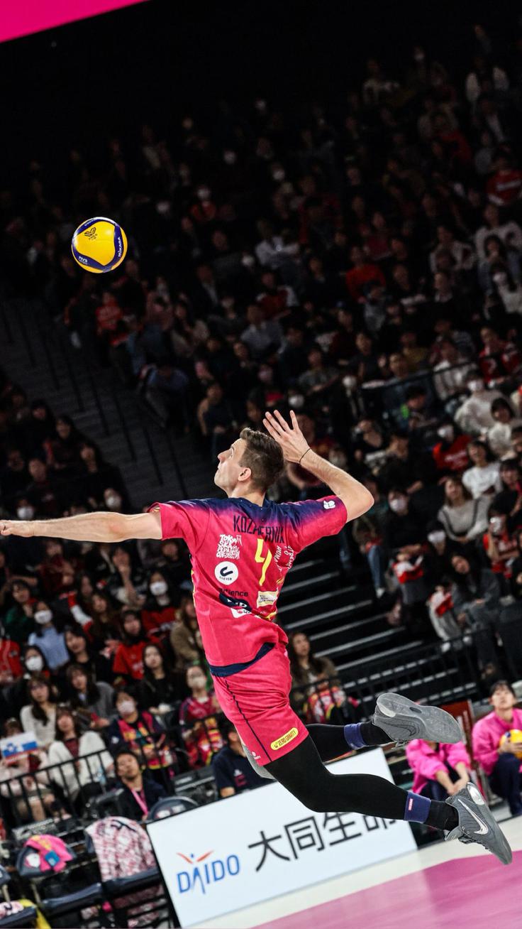 "V igro ponavadi vstopim, ko se rezultat lomi, ko je treba narediti 'side out', ko je treba narediti kakšno dobro akcijo v bloku, v zaključkih setov ... V takšnih trenutkih lahko rečem, da stavijo name." | Foto: osebni arhiv Jana Kozamernika