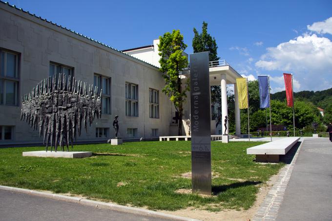 Moderna galerija hrani slovenska likovna dela 20.stoletja. Stavbo je zasnoval arhitekt Edvard Ravnikar, dokončana je bila leta 1948.  | Foto: 
