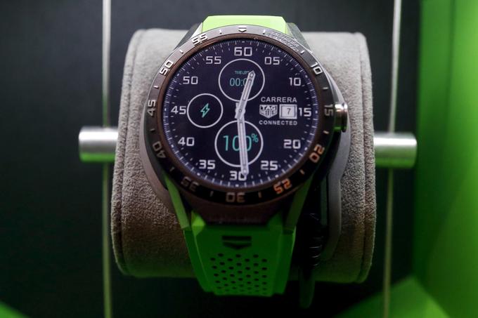 Tag Heuer je eden od proizvajalcev klasičnih zapestnih ur, ki so se podali v razvoj tako imenovanih "wearables" oziroma nosljivih naprav. Tole je njihova ura Connected, ki stane okrog 1.000 evrov. | Foto: 
