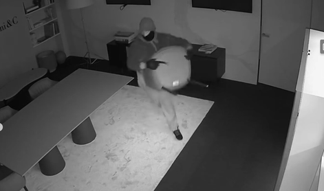 Drzen rop: v minuti in pol storilci odnesli več vrednih kosov pohištva #video