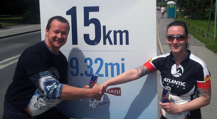 Tešky se redno udeležuje globalnega teka s humanitarno noto Wings For Life World Run. Računa, da se bo letos lahko fotografiral ob tabli, ki označuje 30 kilometrov. Tek se za tekače namreč konča v trenutku, ko jih prehiti zasledovalno vozilo. | Foto: Osebni arhiv