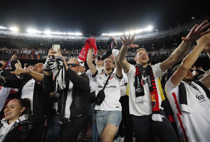 Navijači Eintrachta so na poti do finala evropske lige napolnili in šokirali Camp Nou. | Foto: Reuters