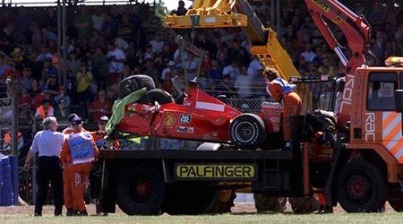 Michael Schumacher z zlomljeno nogo končal boj za naslov #ndd