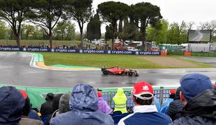 Deževen začetek v Imoli, a Ferrari ostaja številka 1