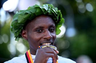 Kenijec Sawe z najboljšim letošnjim časom najboljši na maratonu v Berlinu
