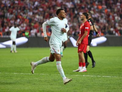 Mbappe zadel in se poškodoval #vŽivo