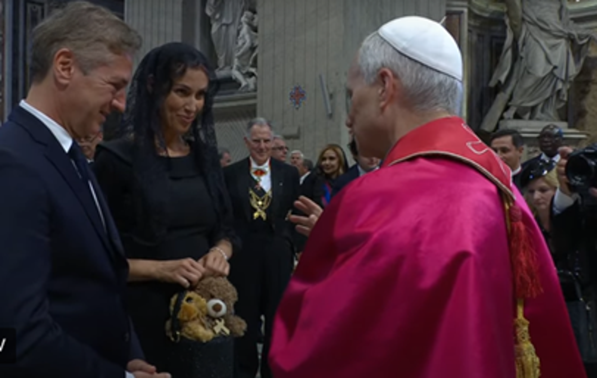 Robert Golob in papež Leon XIV. | "Za Institut zlata pentljica, ki združuje otroke, obolele za rakom, ju je blagoslovil papež," so za RTV Slovenija potrdili v kabinetu predsednika vlade. | Foto Vatican media news/posnetek zaslona/Youtube