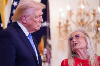 250 milijonov dolarjev za tretji mandat? Trumpova donatorka namiguje na obhod ustave.