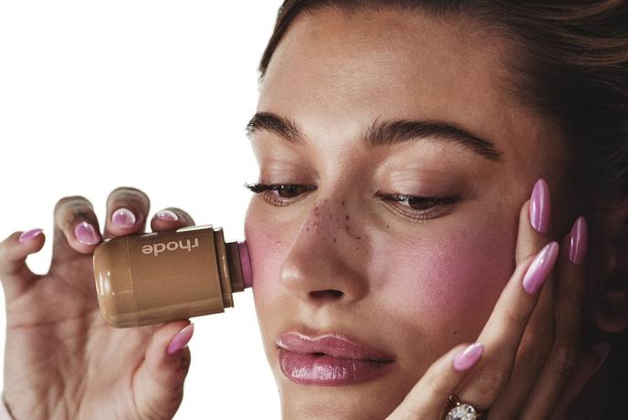 Stekleni nohti: nov trend, ki ga je napovedala Kylie Jenner