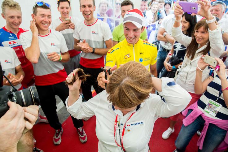 Odlično se je znašel tudi v novomeški Adrii, kjer so jo po veliki Rogličevi zmagi na dirki Po Sloveniji takole zagodli Mojci Novak, direktorici kluba. Rogliču je pripadla čast, da ji odreže (zajeten) šop las ... Razlog? Interna stava. Del naglavnega okrasja v zameno za zmago. | Foto: 