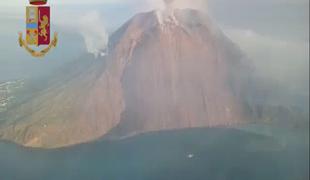 Po izbruhu vulkana otok Stromboli zapustilo več turistov
