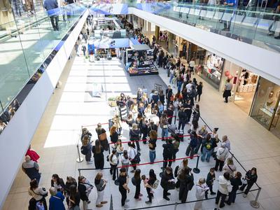 Hrvati na odprtje Sephore čakali več ur, v vrstah delili testerje, vodo in celo burek