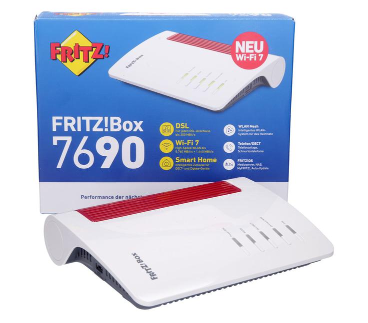 FRITZ!Box 7690 ohranja značilno in prepoznavno podobo (novejših) modemov/usmerjevalnikov nemškega proizvajalca AVM. | Foto: Bojan Puhek