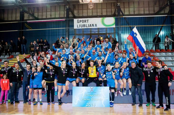 Zaključni turnir ženskega pokala je potrdil, da so tudi ženske tekme lahko odigrane v odličnem vzdušju. Gledalci želijo zanimivost. | Foto: Vid Ponikvar