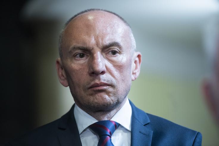 Ministrstvo za zdravje, ki ga vodi Aleš Šabeder, Vzajemni priporoča, da oklesti obratovalne stroške. | Foto: STA ,